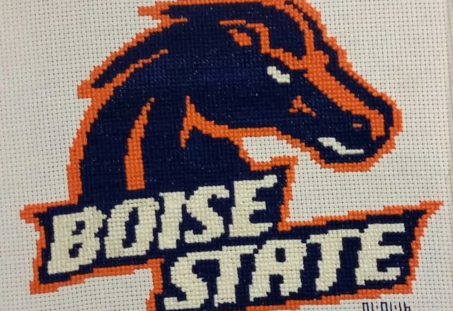 Logo del Boise State foto lavoro punto croce autrice Fan su Facebook Carrie Renae Uetz (1)