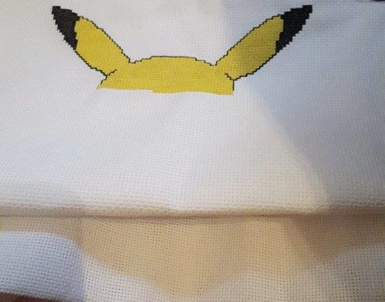 Pikachu lavoro a punto croce foto lavoro autrice Fan su Facebook Monika Druzak Giza (2)